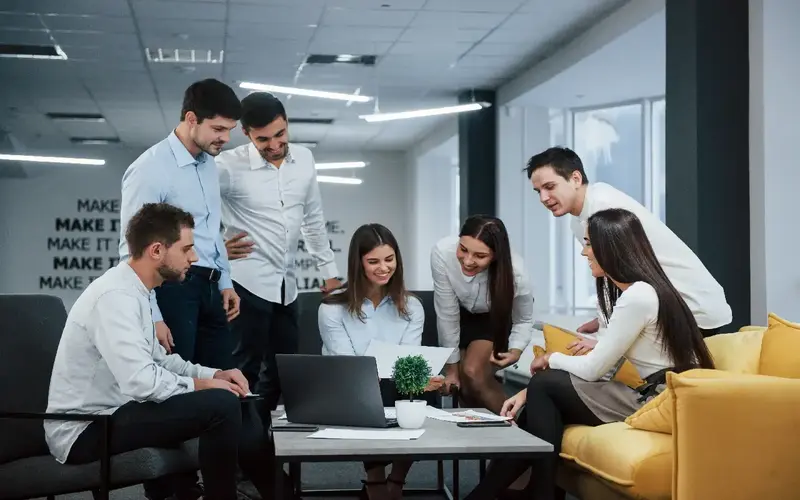 Equipo de trabajo en oficina movil